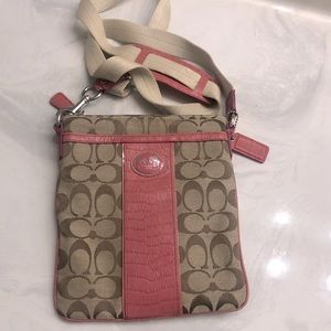 LAST CHANCE ✨ Classic Coach crossbody with pink